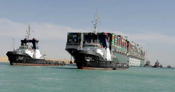 400-metrowy kontenerowiec Ever Given, który zablokował Kanał Sueski przez prawie tydzień, utknął na mieliźnie z powodu złego manewru kapitana - powiedzieli w piątek włoskiej agencji Nova przedstawiciele Zarządu Kanału. Egipskie władze nie pozwalają na razie odpłynąć kontenerowcowi. 