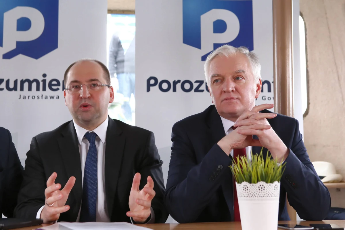 Wicerzecznik Porozumienia Jan Strzeżek poinformował w piątek dziennikarzy, że sąd zwrócił z powodów formalnych wniosek Adama Bielana, dotyczący wygaszenia kadencji prezesa Porozumienia Jarosława Gowina, nie domagając się nawet jego uzupełnienia. "To koniec cyrku Adama Bielana" - skomentował. Z kolei Adam Bielan poinformował, że zarządzenie sądu zostanie zaskarżone.