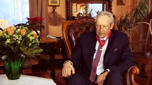 Na początku lutego Tomasz Wójtowicz uznawany za najwybitniejszego polskiego siatkarza w historii odznaczony został przez Prezydenta RP Krzyżem Komandorskim Orderu Odrodzenia Polski. To jedno z najwyższych odznaczeń państwowych. Nie jest żadną tajemnicą, że Tomasz Wójtowicz rozgrywa swój najważniejszy mecz w życiu. Przeciwnik jest wyjątkowo silny i nie chce odpuścić, ale nie ma pojęcia, że trafił na rywala równego sobie. Zawsze byliśmy ambitni, ja też. Nauczyliśmy się walki i teraz też będziemy walczyć. To trochę taki mój życiowy tie-break, ale jak wiesz my z drużyną te piąte sety z reguły wygrywaliśmy. Dzisiaj Tomasz po operacji i chemioterapii oraz po intensywnej rehabilitacji czuje się znacznie lepiej niż rok temu, kiedy zdiagnozowano u niego chorobę. Trzymamy kciuki i wspieramy w walce!. W wielkanocną niedzielę, 4 kwietnia zapraszamy na rozmowę Marka Magiery z naszym mistrzem. „Legenda. Nasz mistrz Tomasz”. To długa i pełna smaczków opowieść wspaniałego siatkarza i człowieka głównie o historii, ale... nie tylko. Początek programu o godz. 14.45.