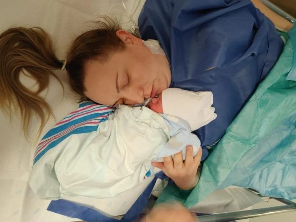 Niezwykły poród w Uniwersyteckim Centrum Klinicznym w Katowicach. Pani Karina, 3 lata po przeszczepie serca, urodziła zdrowego chłopca. Tymon przyszedł na świat drogą cesarskiego cięcia. To było wysokie ryzyko, zgodę na zajście w ciążę wydał lekarz. "Rodzina bardzo się cieszy. To najcudowniejszy prezent na święta" - mówi młoda mama. 