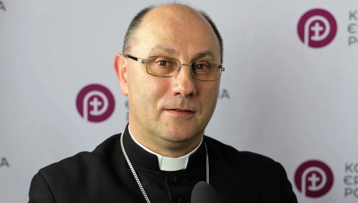 "To, że jest to najważniejsze święto w roku wszyscy powoli rozumiemy, także przez to, że kiedy są obostrzenia i różne trudności to tęsknimy za tą wspólnotą, która jest poprzez nas bezpośredni udział w Eucharystii. Oczywiście, możemy przyjść do kościoła, ale w wymiarach zgodnych z obowiązującymi obostrzeniami. Istnieje cały czas dyspensa od udziału w niedzielnej i świątecznej Eucharystii” - stwierdził Gość Krzysztofa Ziemca w RMF FM - abp Wojciech Polak, pytany o to, jak świętować Wielkanoc w czasach koronawirusa i obostrzeń. "Mam nadzieję, że wszyscy, którzy przychodzą na liturgię, będą zachowywać się odpowiedzialnie i bezpiecznie. Dyspensa jest i możemy z niej korzystać. Mamy teraz jeszcze więcej obaw, jeszcze więcej lęków - pewnie powinniśmy się nad tym zastanowić. Wiemy, że nie wszyscy do kościołów się zmieścimy" – dodał prymas Polski. 