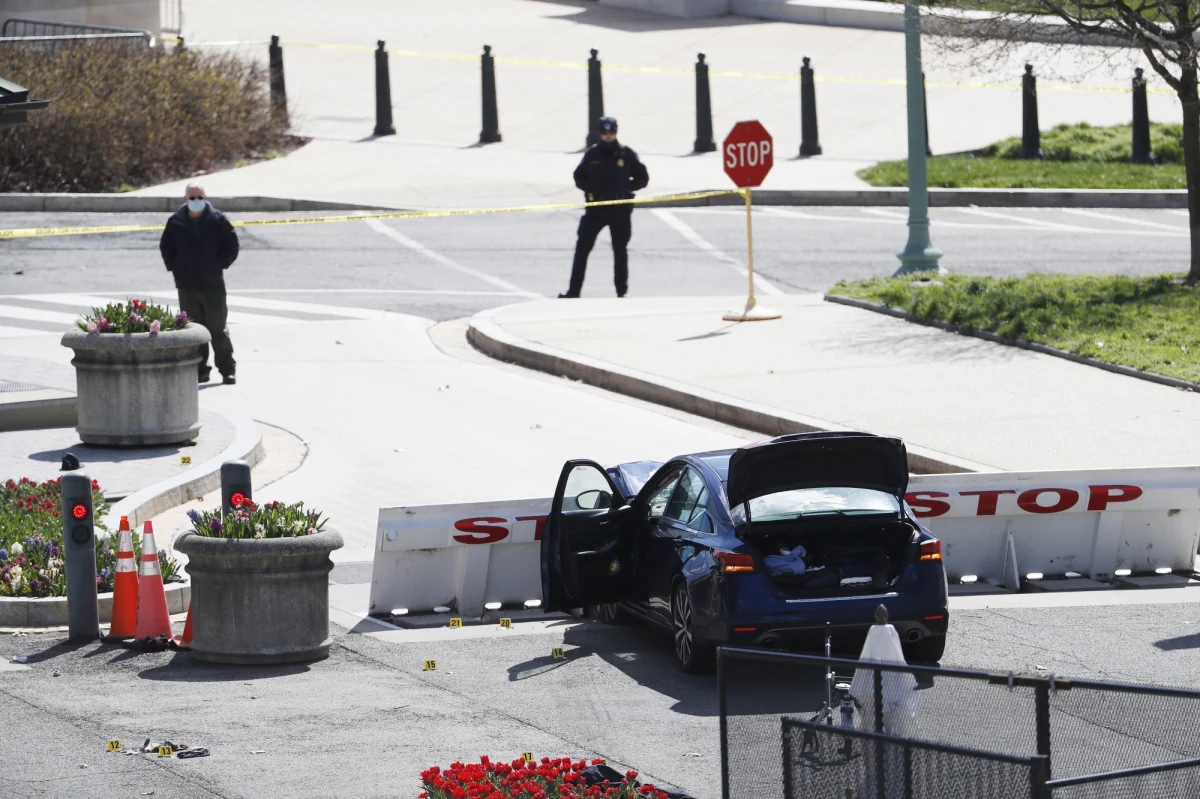 Na północ od Kongresu Stanów Zjednoczonych samochód wjechał w barykadę. Sprawca ataku zmarł po postrzeleniu przez służby. Nie żyje także jeden z dwóch rannych w zdarzeniu strażników. Z powodu zagrożenia bezpieczeństwa Kongres był zamknięty przez kilka godzin. 