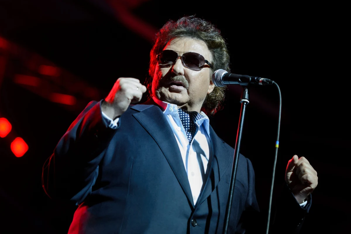 Dobre informacje o stanie zdrowia Krzysztofa Krawczyka. Znany z wielu przebojów piosenkarz przyznał w rozmowie z "Super Expressem", że opuszcza szpital, do którego trafił po zachorowaniu na Covid-19. "Wracam do zdrowia. Nie martwcie się o mnie, z dnia na dzień czuję się coraz lepiej" - zapewnił. 