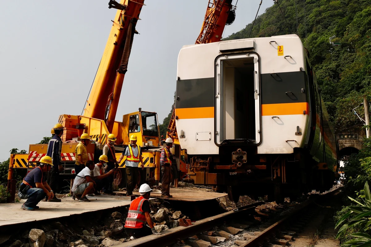 Tajwańscy prokuratorzy wystąpili w sobotę o nakaz aresztowania kierownika budowy, z której pochodziła maszyna do robót ziemnych. To ona spowodowała w piątek tragiczny w skutkach wypadek kolejowy. Zginęło w nim co najmniej 50 osób. Rząd kraju ogłosił trzydniową żałobę narodową.