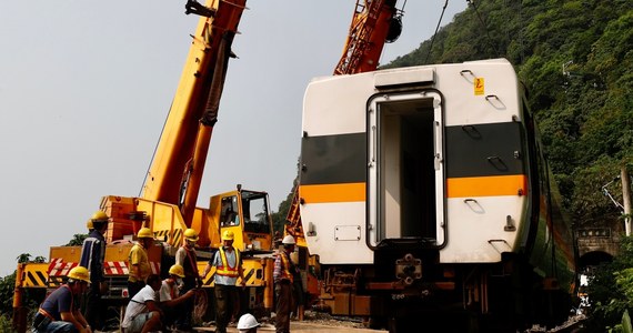 Tajwańscy prokuratorzy wystąpili w sobotę o nakaz aresztowania kierownika budowy, z której pochodziła maszyna do robót ziemnych. To ona spowodowała w piątek tragiczny w skutkach wypadek kolejowy. Zginęło w nim co najmniej 50 osób. Rząd kraju ogłosił trzydniową żałobę narodową.