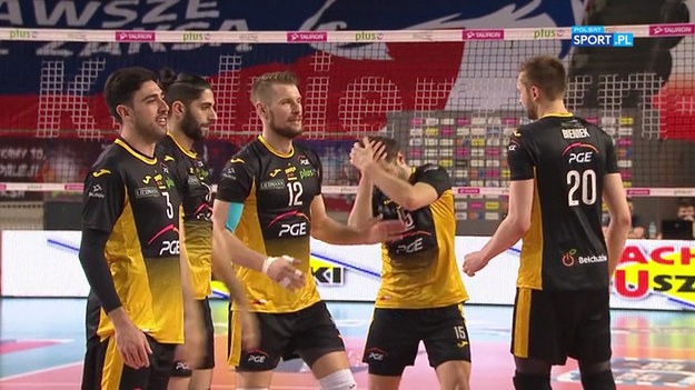 Przed meczem Grupa Azoty ZAKSA Kędzierzyn-Koźle - PGE Skra Bełchatów doszło do niebezpiecznie wyglądającej sytuacji z udziałem Mateusza Bieńka i Grzegorza Łomacza. Ten pierwszy niefortunnie uderzył łokciem swojego kolegę.