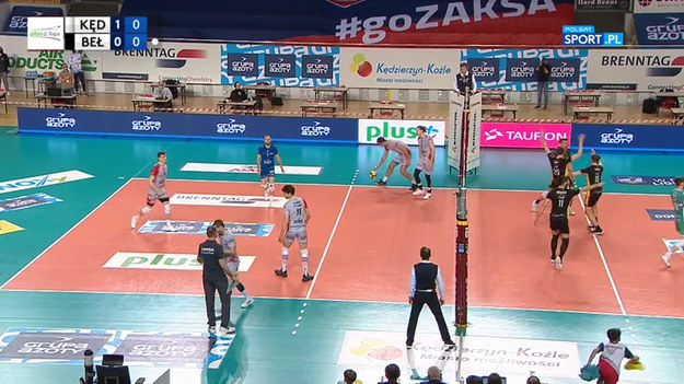 Siatkarski klasyk dla Grupy Azoty ZAKS-y Kędzierzyn-Koźle. W pierwszym meczu półfinałowym PlusLigi kędzierzynianie we własnej hali pokonali 3-0 PGE Skrę Bełchatów. Finaliści Ligi Mistrzów po raz kolejny pokazali swoją moc.

