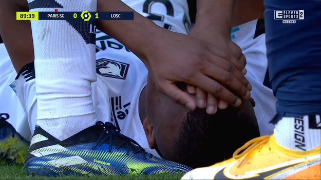 Ligue 1 - 31. kolejka
W meczu pomiędzy PSG - Lille doszło do sytuacji, w której sędzia pokazał czerwoną kartkę zarówno Tiago Djalo jak i Neymarowi. Jak do tego doszło? Tuż przed ostatnim gwizdkiem arbitra Tiago Djalo starł się z Neymarem, który odepchnął go, gdy ten podnosił piłkę poza polem gry. Obaj piłkarze otrzymali po żółtej kartce, a że mieli już po jednej na koncie, musieli opuścić plac gry.