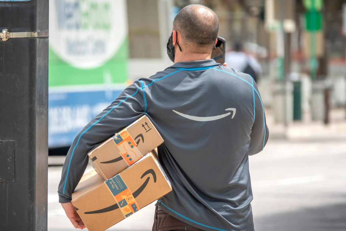 Najpierw zaprzeczenie, później wycofanie, a na końcu przeprosiny – tak Amazon reaguje na kryzys wizerunkowy. Kongresmen USA Mark Pocan zarzucił internetowemu ginagtowi, m.in. że jego pracownicy musieli czasami oddawać mocz do butelek po wodzie. 