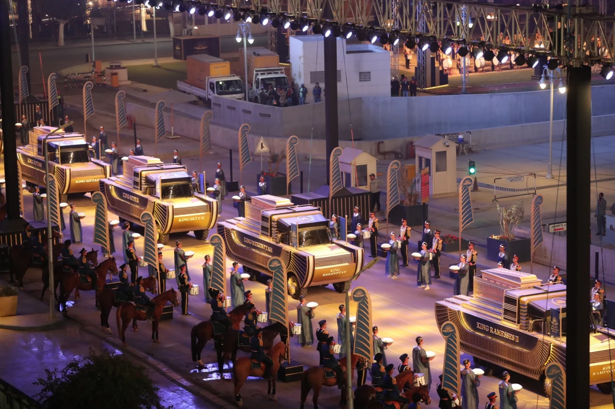 Uroczysta, transmitowana na żywo w telewizji "Złota Parada Faraonów" - 22 mumii dawnych władców Egiptu - przeszła ulicami Kairu. W ten uroczysty sposób szczątki faraonów trafiły z Muzeum Egipskiego do nowej placówki, która w zamyśle władz kraju ma pomóc uratować krajową turystykę, dotkniętą przez pandemię.