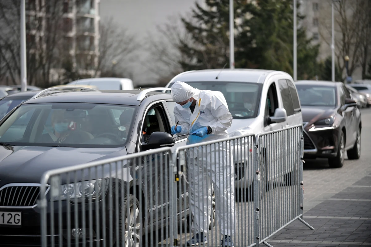 Ministerstwo Zdrowia informuje o 22 947 nowych przypadkach zakażenia koronawirusem. Ostatniej doby zmarło 204 chorych na Covid-19. Bilans epidemii koronawirusa w Polsce to 2 438 542 zakażonych. Nie żyje 54 941 spośród nich. 