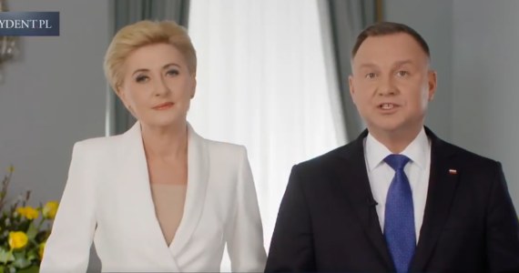 Prezydent Andrzej Duda wraz z małżonką Agatą Kornhauser-Dudą złożyli rodakom w kraju i za granicą życzenia z okazji Świąt Zmartwychwstania Pańskiego. Para prezydencka życzyła Polakom przede wszystkim zdrowia i optymizmu.
