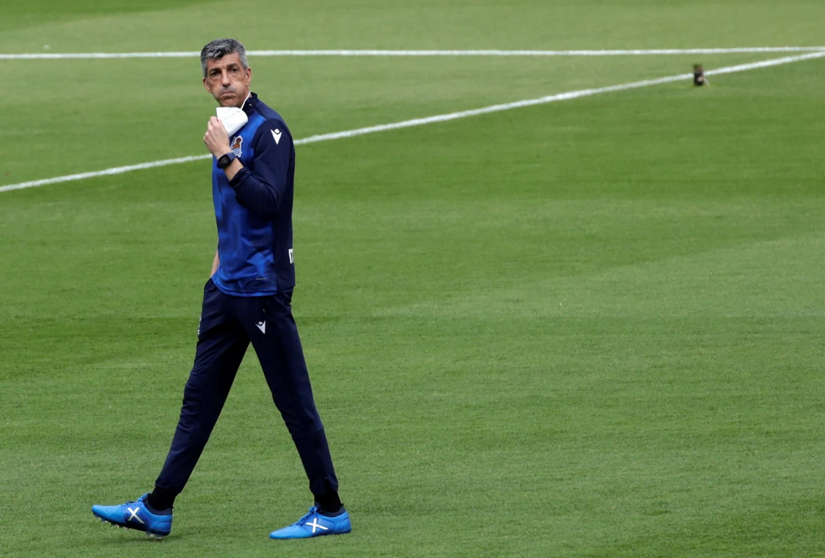 Donośny śpiew, szalik i brawa - tak trener Realu Sociedad Imanol Alguacil cieszył się z wygranej drużyny po zdobyciu Pucharu Króla. Wszystko zarejestrowały kamery i aparaty podczas konferencji po meczu. 