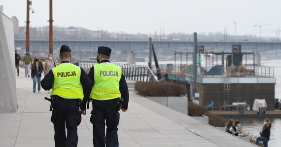 Ostatniej doby policjanci nałożyli 4986 mandatów, skierowali 702 wnioski o ukaranie do sądu, a 2731 osób pouczyli w związku z nieprzestrzeganiem nakazu zasłaniania ust i nosa maseczką - poinformował rzecznik komendanta głównego policji insp. Mariusz Ciarka.