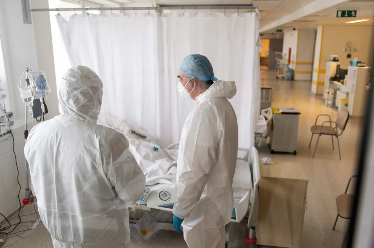 Ponad 3 800 nowych zakażeń koronawirusem w Śląskiem. To kolejny dzień, kiedy właśnie w tym województwie przybywa najwięcej kolejnych chorych na Covid-19. W tej chwili w regionie dla zakażonych wolnych jest prawie 900 łóżek.