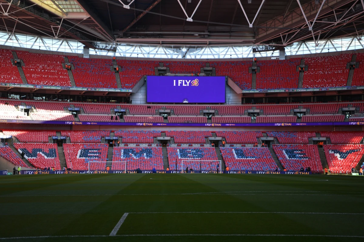 Zaplanowany 25 kwietnia na londyńskim Wembley finał piłkarskiego Pucharu Ligi w Anglii obejrzy z trybun osiem tysięcy widzów - potwierdzono w niedzielę. O trofeum zmierzą się Manchester City i Tottenham Hotspur.