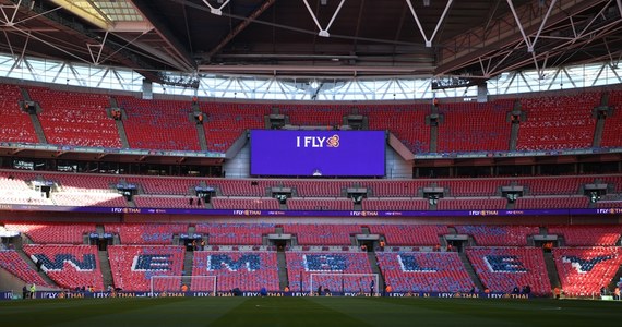 Zaplanowany 25 kwietnia na londyńskim Wembley finał piłkarskiego Pucharu Ligi w Anglii obejrzy z trybun osiem tysięcy widzów - potwierdzono w niedzielę. O trofeum zmierzą się Manchester City i Tottenham Hotspur.