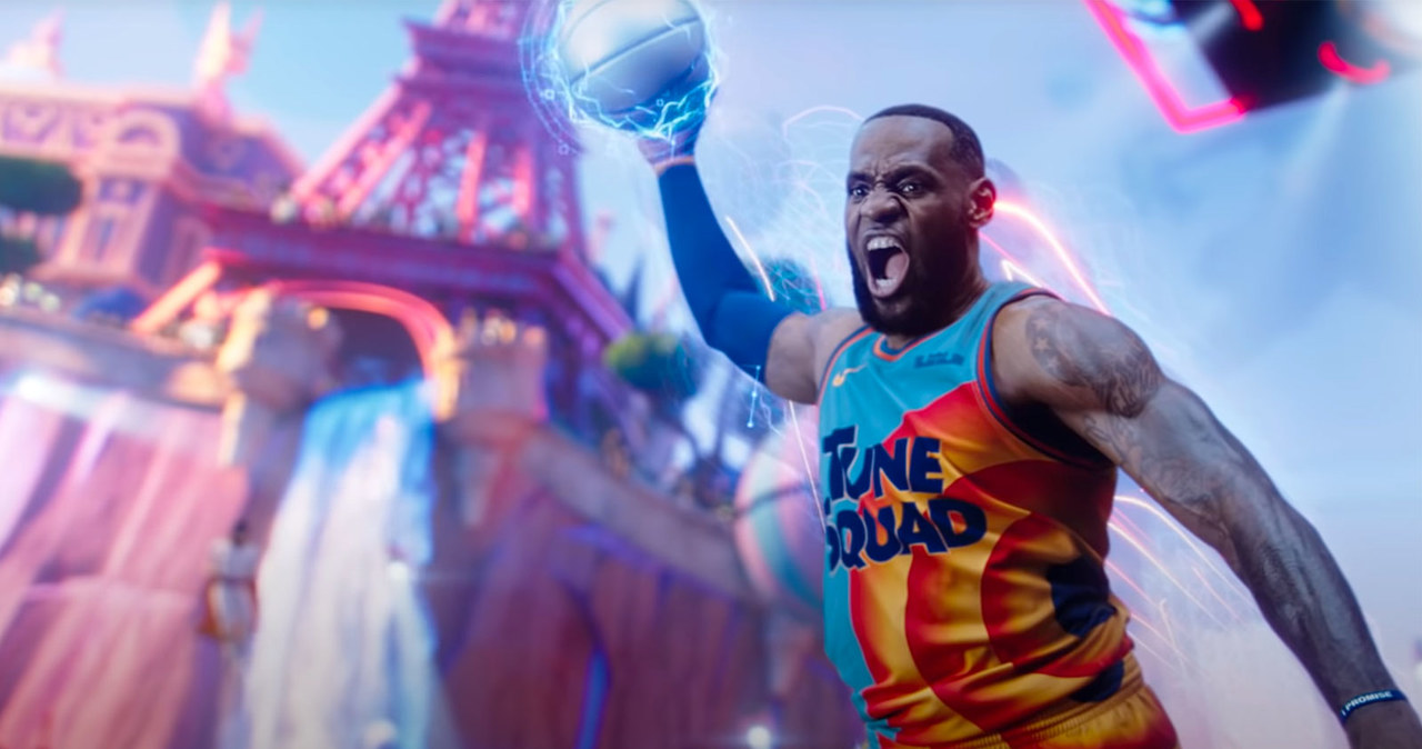 Mistrz NBA i światowa ikona LeBron James przeżywa fantastyczną przygodę u boku nieśmiertelnego bohatera Looney Tunes Królika Bugsa w aktorskim filmie z elementami animacji "Kosmiczny mecz: Nowa era". Warner Bros zaprezentował pierwszy zwiastun oczekiwanego filmu w reżyserii Malcolma D. Lee 