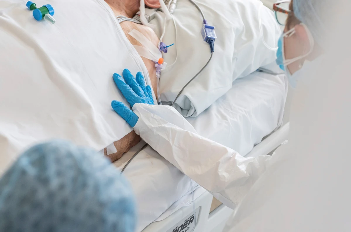 Szpital Wojewódzki im. Marciniaka we Wrocławiu po kilkunastu godzinach przerwy wznowił przyjmowanie chorych na Covid-19. W placówce poprawiono przepustowość instalacji tlenowych. Z kolei szpital im. Falkiewicza we Wrocławiu przerwał przyjmowanie pacjentów.