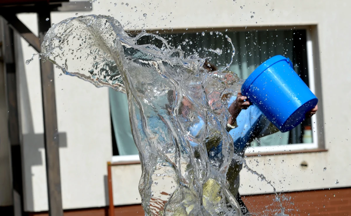 Z perspektywy wiary chrześcijan - cały 50-dniowy okres wielkanocny mógłby być świętowany jak jedna wielka niedziela. Z praktycznego punktu widzenia – to niemożliwe. Dlatego szczególnym dniem przedłużenia radości ze Zmartwychwstania jest Poniedziałek Wielkanocny. Czas zabaw, przybierających niekiedy wyjątkowo frywolną w wyrazie formę... Jaką? Pomysły przodków bywają zdumiewające. 
