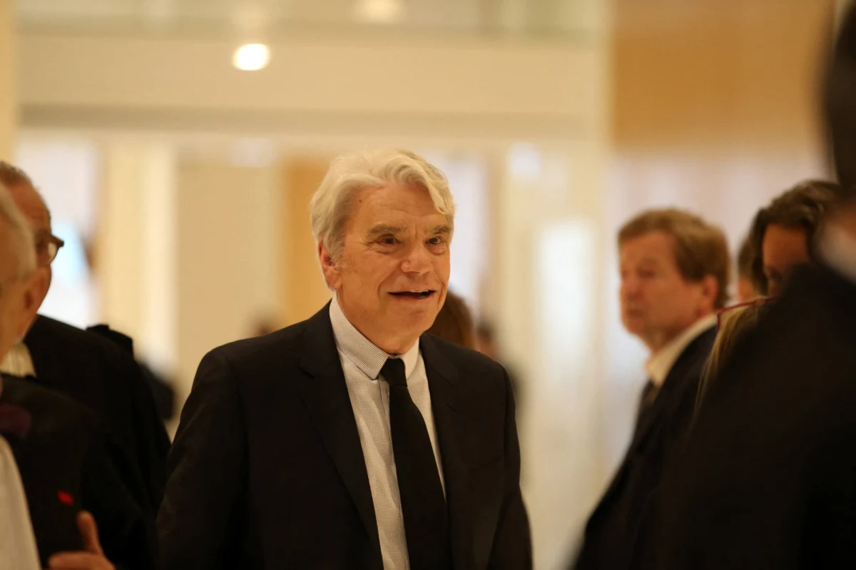 W nocy z soboty na niedzielę czterech niezidentyfikowanych mężczyzn włamało się do podparyskiego domu przedsiębiorcy i byłego polityka Bernarda Tapiego - poinformowała agencja AFP. Tapie i jego małżonka zostali pobici i związani. Napastnicy zabrali biżuterię i zegarki.