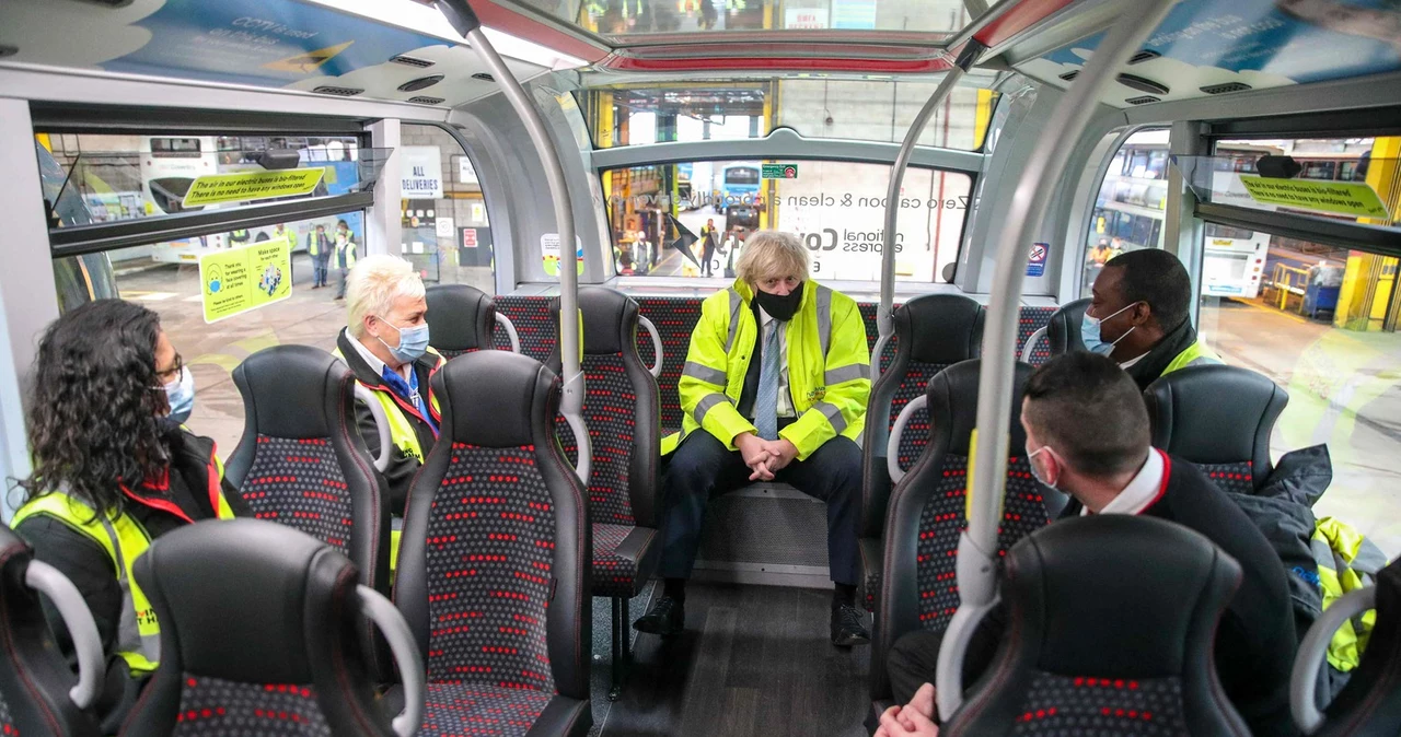 Boris Johnson rozmawia z kierowcami autobusów National Express 