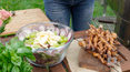 "Ewa gotuje": Wędzony łosoś i halibut oraz sałatka z grillowanym boczkiem