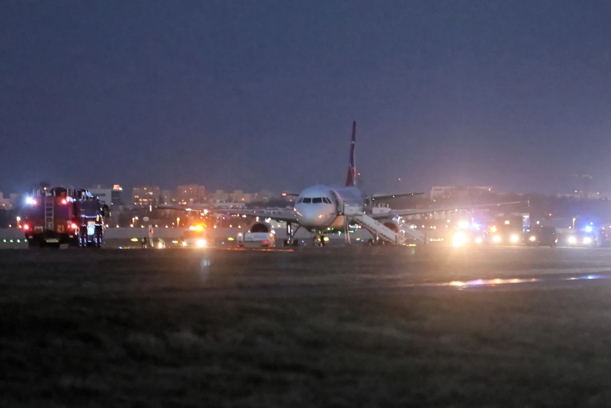 "Służby na Lotnisku Chopina w Warszawie otrzymały informację o tym, że na pokładzie jednego z samolotów może być ładunek wybuchowy. Ewakuowano ponad 100 pasażerów" - powiedziała Polskiej Agencji Prasowej rzeczniczka prasowa Komendanta Nadwiślańskiego Oddziału Straży Granicznej Dagmara Bielec-Janas. Służby przeszukały maszynę, ale niczego nie znalazły. „To był fałszywy alarm” – przekazał późnym wieczorem Piotr Rudzki, rzecznik prasowy Lotniska Chopina w Warszawie. 