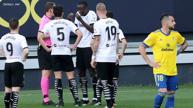 Spotkanie Primera Division pomiędzy Cadiz a Valencią zostało przerwane! Mouctar Diakhaby miał zostać obrażony na tle rasistowskim przez jednego z graczy andaluzyjskiej ekipy.
