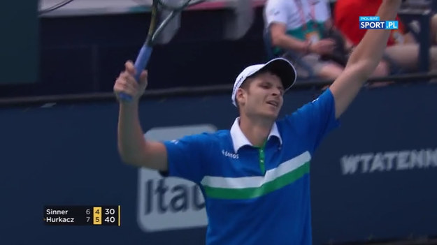 Wielki triumf polskiego tenisisty. Hubert Hurkacz wygrał jeden z najważniejszych turniejów tenisowych w cyklu ATP – Miami Open. Polak, rozstawiony z numerem 26 pokonał wyżej notowanego Włocha Jannika Sinnera (21) 7:6 (4), 6:4. Za zwycięstwo otrzyma premię w wysokości 300 tys. dol., w rankingu najlepszych tenisistów na świecie awansuje na 16. miejsce.
