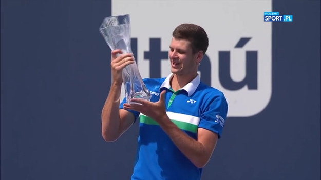 Wielki triumf polskiego tenisisty. Hubert Hurkacz wygrał jeden z najważniejszych turniejów tenisowych w cyklu ATP – Miami Open. Polak, rozstawiony z numerem 26 pokonał wyżej notowanego Włocha Jannika Sinnera (21) 7:6 (4), 6:4. Za zwycięstwo otrzyma premię w wysokości 300 tys. dol., w rankingu najlepszych tenisistów na świecie awansuje na 16. miejsce.
