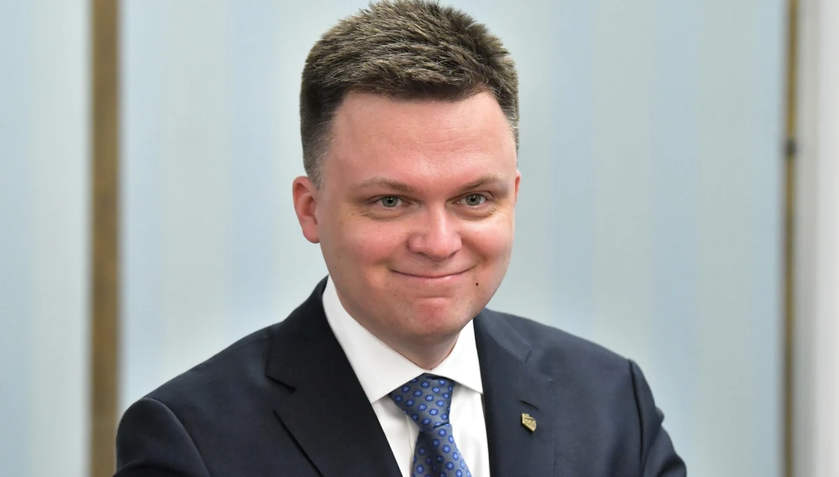 Lider Polski 2050 i były kandydat na prezydenta Szymon Hołownia zaszczepił się przeciwko Covid-19 i poinformował o tym w sieci. Wielu internautów, a także niektórzy politycy skrytykowali działacza, wskazując, że ma zaledwie 45 lat, a więc nie powinien być jeszcze objęty programem szczepień. Hołownię w obronę wziął prezydent Andrzej Duda, który zaapelował o “więcej wyrozumiałości dla ludzkiej słabości".