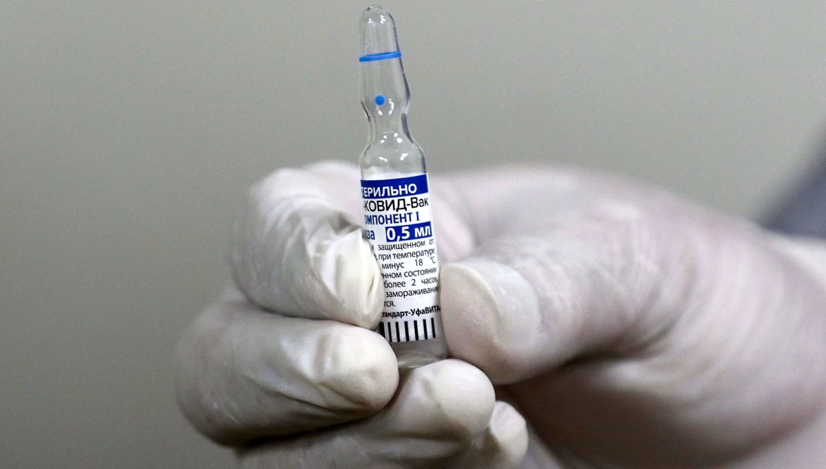 Szczepienia przeciw Covid-19 w Rosji spowolniły w marcu z powodu spadku dostaw szczepionki do wielu regionów. Tam, gdzie jej nie brakuje, widać inny problem: niską motywację do szczepień i poczucie braku zagrożenia - mówi niezależny analityk Aleksandr Dragan.