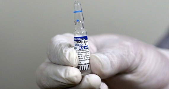 Szczepienia przeciw Covid-19 w Rosji spowolniły w marcu z powodu spadku dostaw szczepionki do wielu regionów. Tam, gdzie jej nie brakuje, widać inny problem: niską motywację do szczepień i poczucie braku zagrożenia - mówi niezależny analityk Aleksandr Dragan.