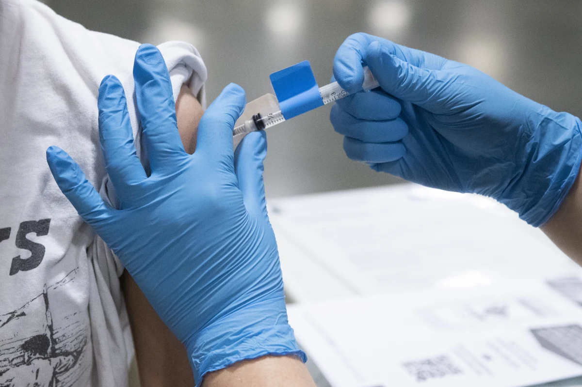 ​Rzeszów jest obecnie najbardziej "wyszczepionym" miastem w Polsce. W stolicy Podkarpacia wykonano już 119 tys. szczepień na 190 tys. mieszkańców. Zdaniem posła Koalicji Obywatelskiej, w dwóch punktach szczepień można otrzymać preparat bez rejestracji i skierowania. Komentatorzy zwracają uwagę na to, że w Rzeszowie mają się wkrótce odbyć wybory prezydenckie. Do tych informacji odniósł się Michał Dworczyk. "Wszystkie regiony szczepią w podobnym tempie" - zapewnia. 