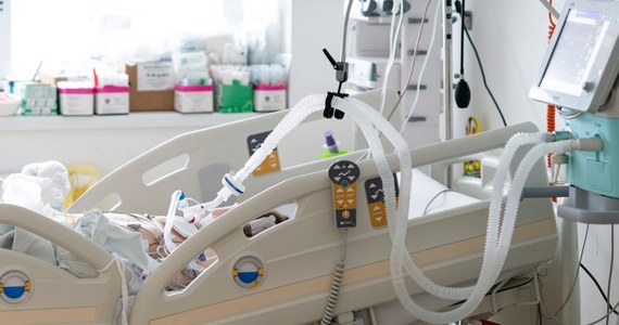 "Mamy duży przyrost hospitalizacji osób z koronawirusem w porównaniu do dnia wczorajszego, coraz więcej zajętych jest łóżek respiratorowych" - poinformował w poniedziałek na swoim profilu facebookowym wojewoda małopolski Łukasz Kmita.