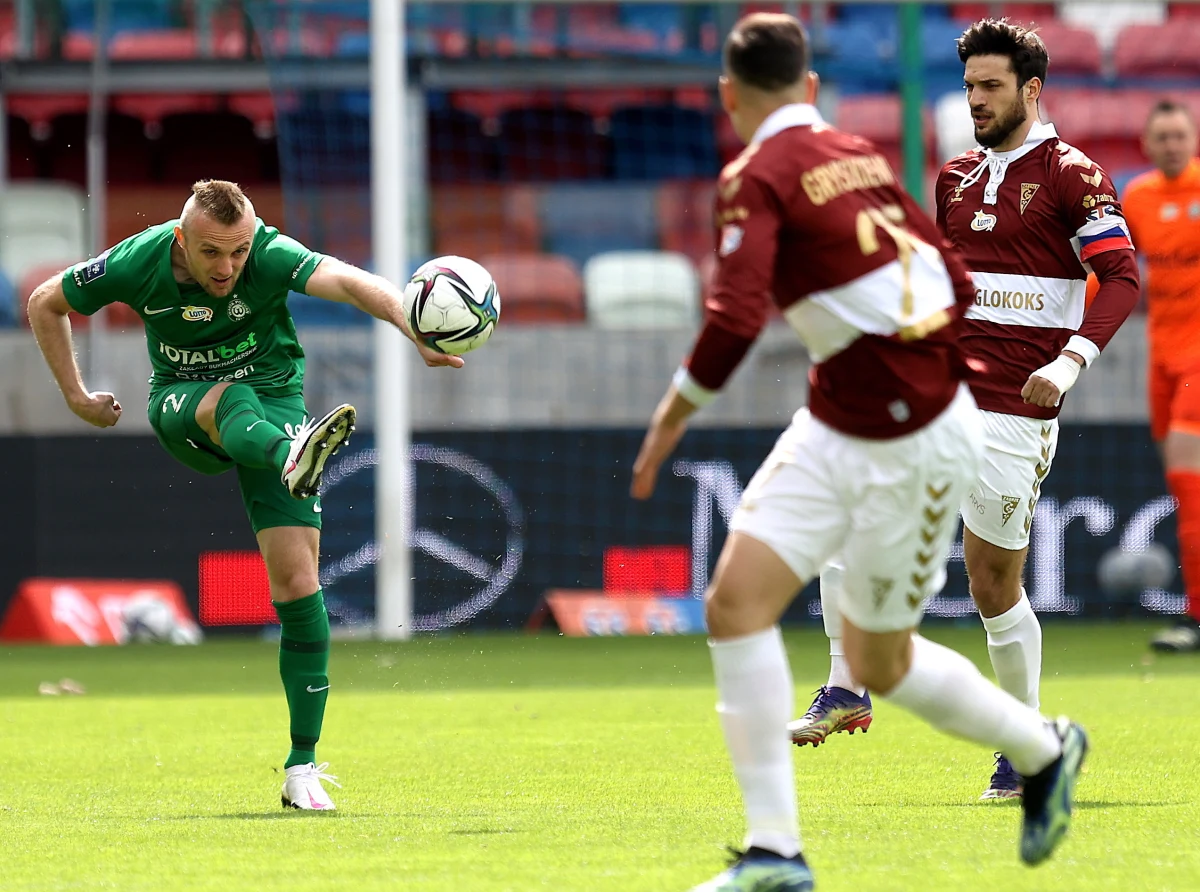 Ekstraklasowi piłkarze Górnika Zabrze przegrali w poniedziałkowym spotkaniu, na swoim stadionie z Wartą Poznań 1:2. W pierwszej połowie grali tak, jakby dopiero co wstali od świątecznego stołu. Byli nieporadni i ani razu poważnie nie zagrozili bramce rywala.