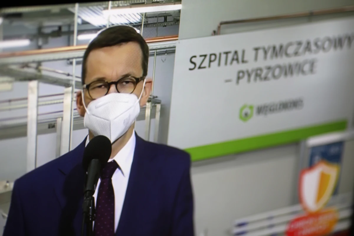 Tylko 11 proc. Polaków uważa, że rząd Mateusza Morawieckiego dobrze radzi sobie w walce z epidemią koronawirusa - wynika z sondażu SW Research dla rp.pl. Ponad 34 proc. badanych wybrało odpowiedź "bardzo źle". 