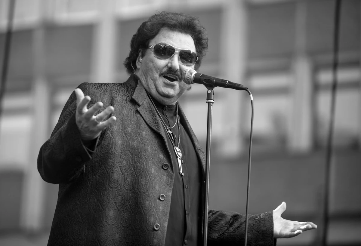 Krzysztof Krawczyk nie żyje - potwierdził w rozmowie z RMF FM manager artysty Andrzej Kosmala. Legendarny piosenkarz i wykonawca wielu przebojów miał 74 lata. Tuż przed świętami opuścił szpital, do którego trafił z powodu Covid-19. 