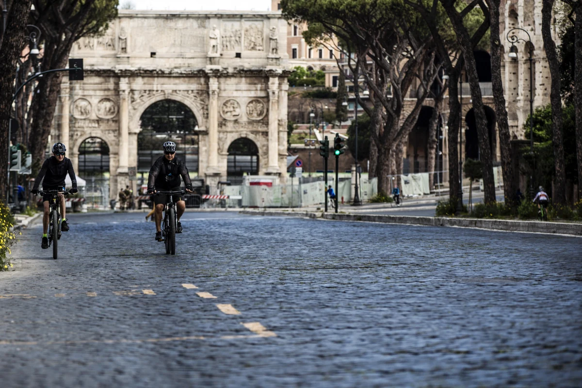 40 procent mieszkańców Włoch wyjdzie we wtorek z twardego lockdownu czerwonej strefy, wprowadzonej w całym kraju na czas Wielkanocy. Zostanie ona utrzymana w 9 regionach, w tym w Lombardii, Piemoncie, Emilii-Romanii, Toskanii i Kalabrii.