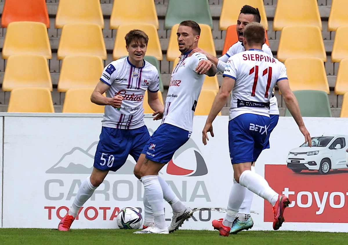 Piłkarze Podbeskidzia Bielsko-Biała pokonali na własnym stadionie Wisłę Kraków 2:0. Dzięki zdobyciu trzech punktów opuścili ostatnie miejsce w tabeli.