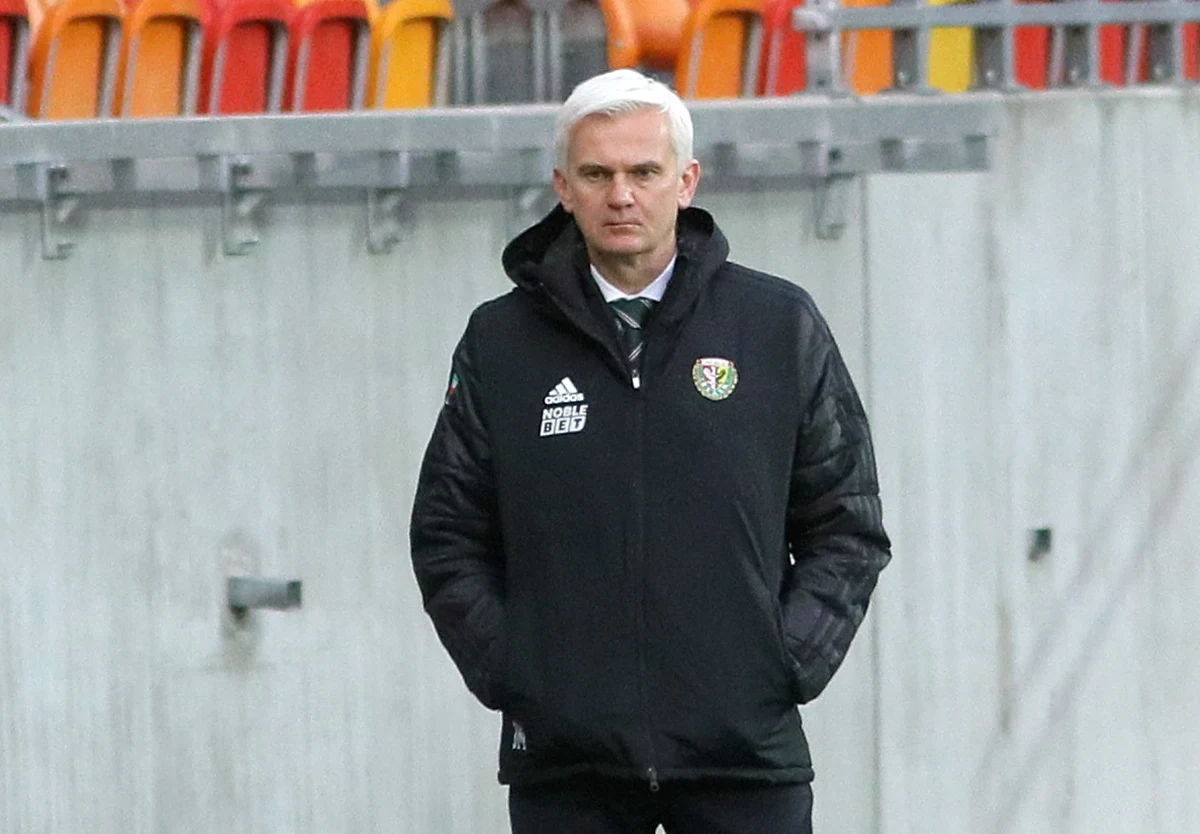 Śląsk pod wodzą nowego trenera Jacka Magiery odniósł w Białymstoku pierwsze od listopada ub. roku zwycięstwo na wyjeździe. Jagiellonia, jak niemal już tradycyjnie w ostatnim czasie, kończyła mecz w dziesiątkę, tym razem po dwóch żółtych kartkach dla Macieja Makuszewskiego i nie zdołała nawet zremisować, choć do końca walczyła o zmianę rezultatu.