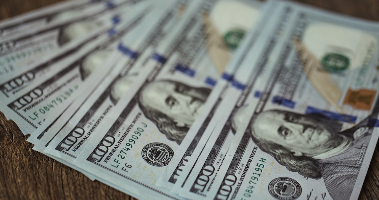 Dolar skazywany na spadki. Taka ma być korzyść złotego i euro