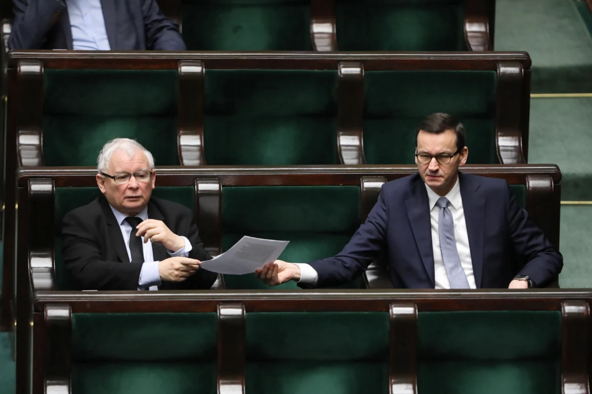 Rząd Mateusza Morawieckiego nie chce pracować nad jednym z niewielu projektów z podpisem prezesa PiS Jarosława Kaczyńskiego – donosi „Rzeczpospolita”. Dziennik cytuje stanowisko Rady Ministrów, w którym ta zauważa m.in., że projekt „reguluje materię, która już obecnie jest regulowana” oraz że wprowadzenie proponowanego zapisu „może osłabić ochronę pracowników przed dyskryminacją”.