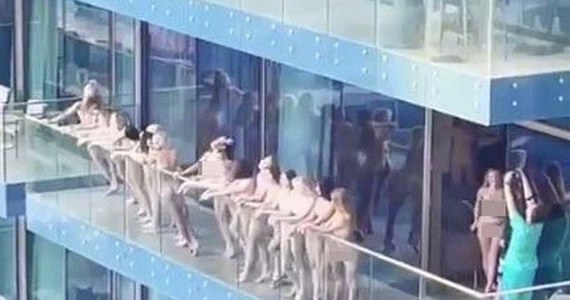 W Dubaju aresztowano kilkanaście kobiet, które stojąc nago na balkonie pozowały do nagrania wideo. Według nieoficjalnych informacji, kręcono tam klip promocyjny kanału porno, a aresztowane kobiety są Ukrainkami. Za nieprzyzwoite zachowanie grozi im nawet 6 miesięcy więzienia. 