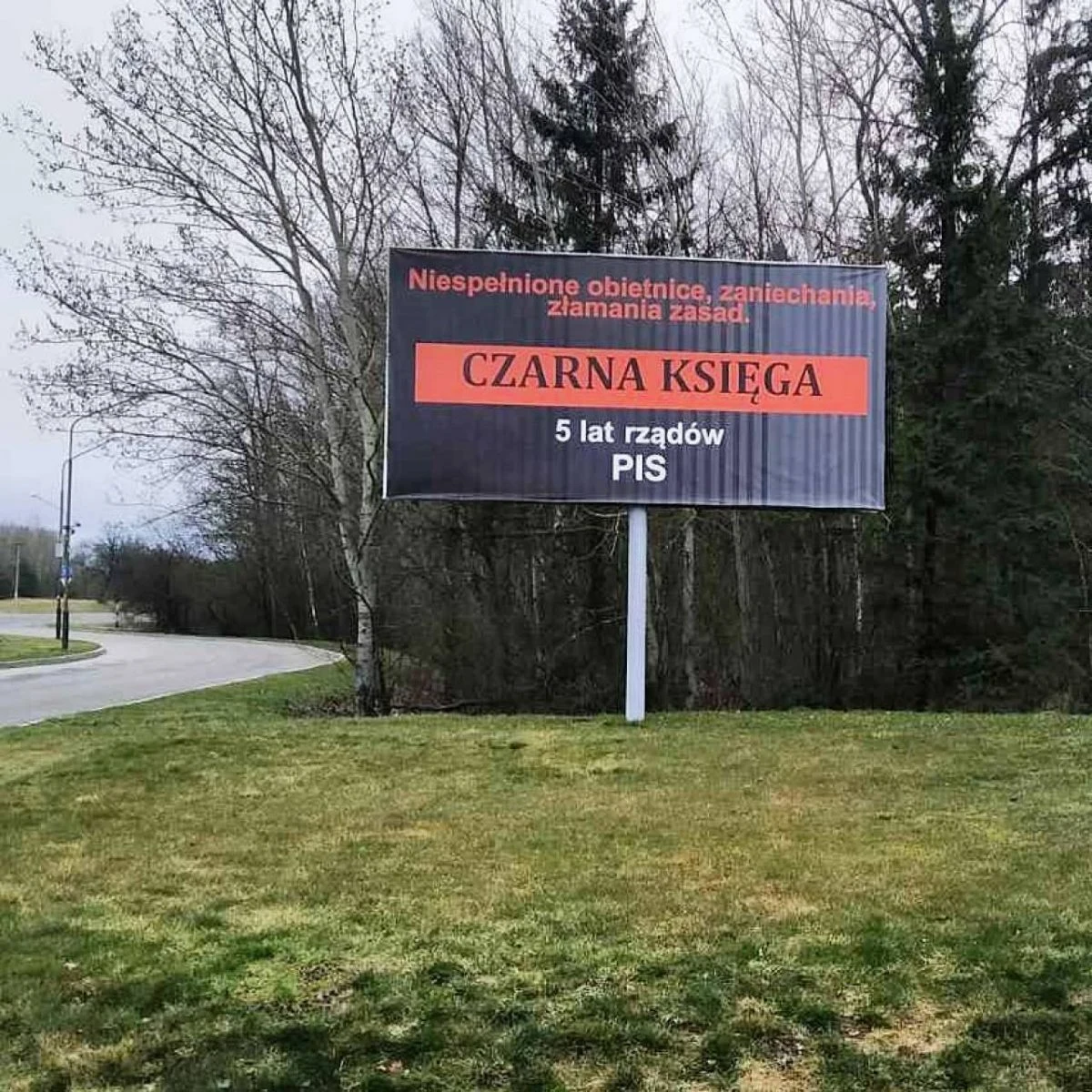 Antypisowski billboard stanął na Białorusi na drodze z Grodna do przejścia granicznego w Kuźnicy Białostockiej. Krytykuje 5 lat rządów Prawa i Sprawiedliwości w Polsce. 