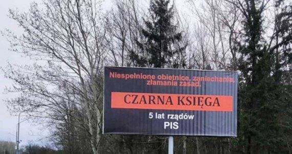 Antypisowski billboard stanął na Białorusi na drodze z Grodna do przejścia granicznego w Kuźnicy Białostockiej. Krytykuje 5 lat rządów Prawa i Sprawiedliwości w Polsce. 