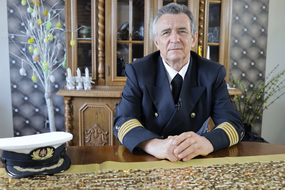 Kapitan Andrzej Lasota. Jego staż pracy na morzu wynosi łącznie 52 lata. Zaczął pływać już po ukończeniu jednej z najstarszych morskich szkół średnich w Polsce - Technikum Rybołówstwa w Darłowie. Najpierw jako marynarz, później już jako dowodzący jednostkami, odwiedził niemal każdy zakątek świata. Spod jego ręki wyszło, a właściwie wypłynęło na morza przynajmniej kilkunastu nawigatorów - oficerów i dziś już także kapitanów. W lipcu 2019 roku Andrzej Lasota dowodził statkiem UBC Savannah pod cypryjską banderą. Jednostka transportowała  ładunek z Kolumbii do Meksyku. Podczas opróżniania ładowni w porcie w Altamirze, załoga znalazła podejrzane pakunki. Prace wstrzymano, a kapitan powiadomił o sprawie portowe służby. Okazało się, że w workach było ponad 200 kg kokainy. Śledczy przyjęli, że to polski kapitan odpowiadał za przemyt. Na udowodnienie przed sądem swojej niewinności - Andrzej Lasota rok i 9 miesięcy musiał czekać w meksykańskim więzieniu. 