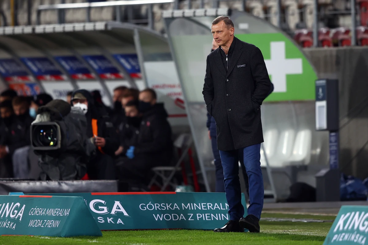 Dariusz Żuraw nie jest już trenerem piłkarzy Lecha Poznań. Pracujący od dwóch lat szkoleniowiec stracił posadę po sobotniej porażce z Cracovią (1:2). Nazwisko następcy ma zostać ogłoszone w najbliższych dniach.