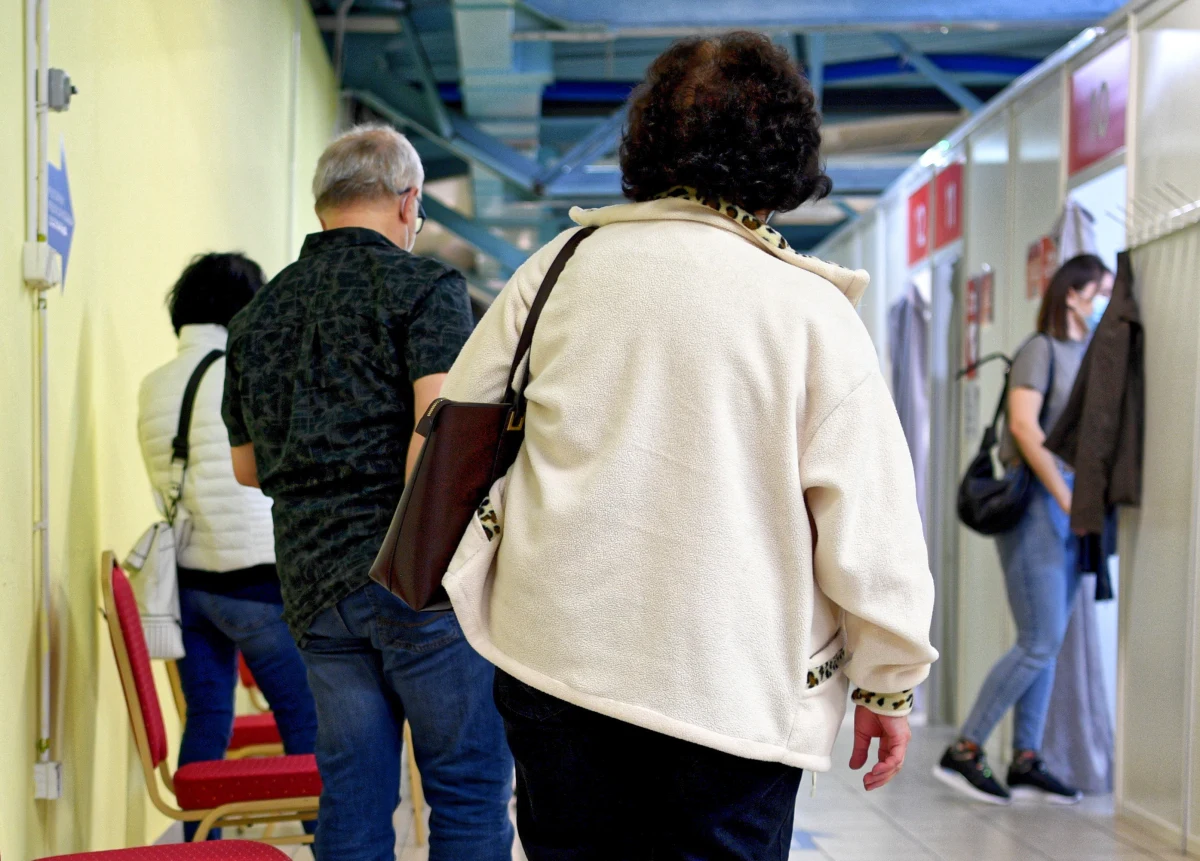 Wszystko odbyło się w zgodzie z prawem, procedurami i sekwencją Narodowego Programu Szczepień – tak zamieszanie wokół szczepień w Rzeszowie skomentował prezes zarządu Centrum Medycznego Medyk Stanisław Mazur. W weekend o szczepieniach w Rzeszowie pisał na Twitterze m.in. m.in. poseł Koalicji Obywatelskiej Piotr Borys, który podał dane, z których miało wynikać, że w Rzeszowie zaszczepiono ok. 63 proc. mieszkańców, gdy średnia dla 20 największych miast wynosi ok. 27 proc. „To są kłamstwa” skomentował te doniesienia szef kancelarii premiera, odpowiedzialny za program szczepień Michał Dworczyk.
